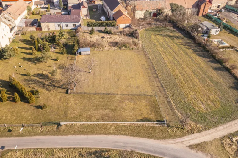 Stavební pozemek v Lipně – klid, zeleň a prostor pro domov
