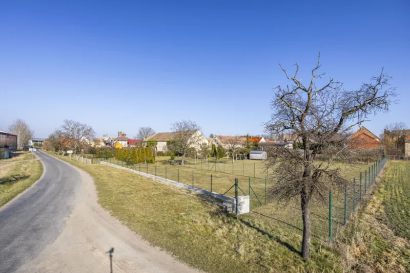 Stavební pozemek v Lipně – klid, zeleň a prostor pro domov