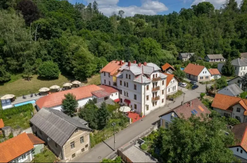 Na Prodej hotel, 29 pokoje, Bazén s teplou vodu, restaurace