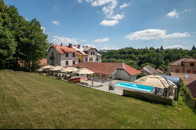 Na Prodej hotel, 29 pokoje, Bazén s teplou vodu, restaurace