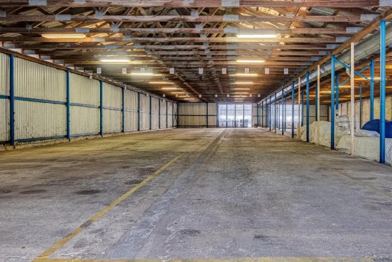 Nájem haly o výměře 700 m2, vjezdná, u Hostomic (Beroun)