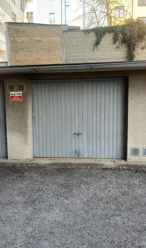 Pronajem garaze 23m2, Praha 4 - Nusle