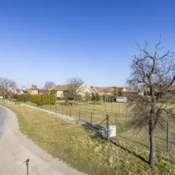 Stavební pozemek v Lipně – klid, zeleň a prostor pro domov